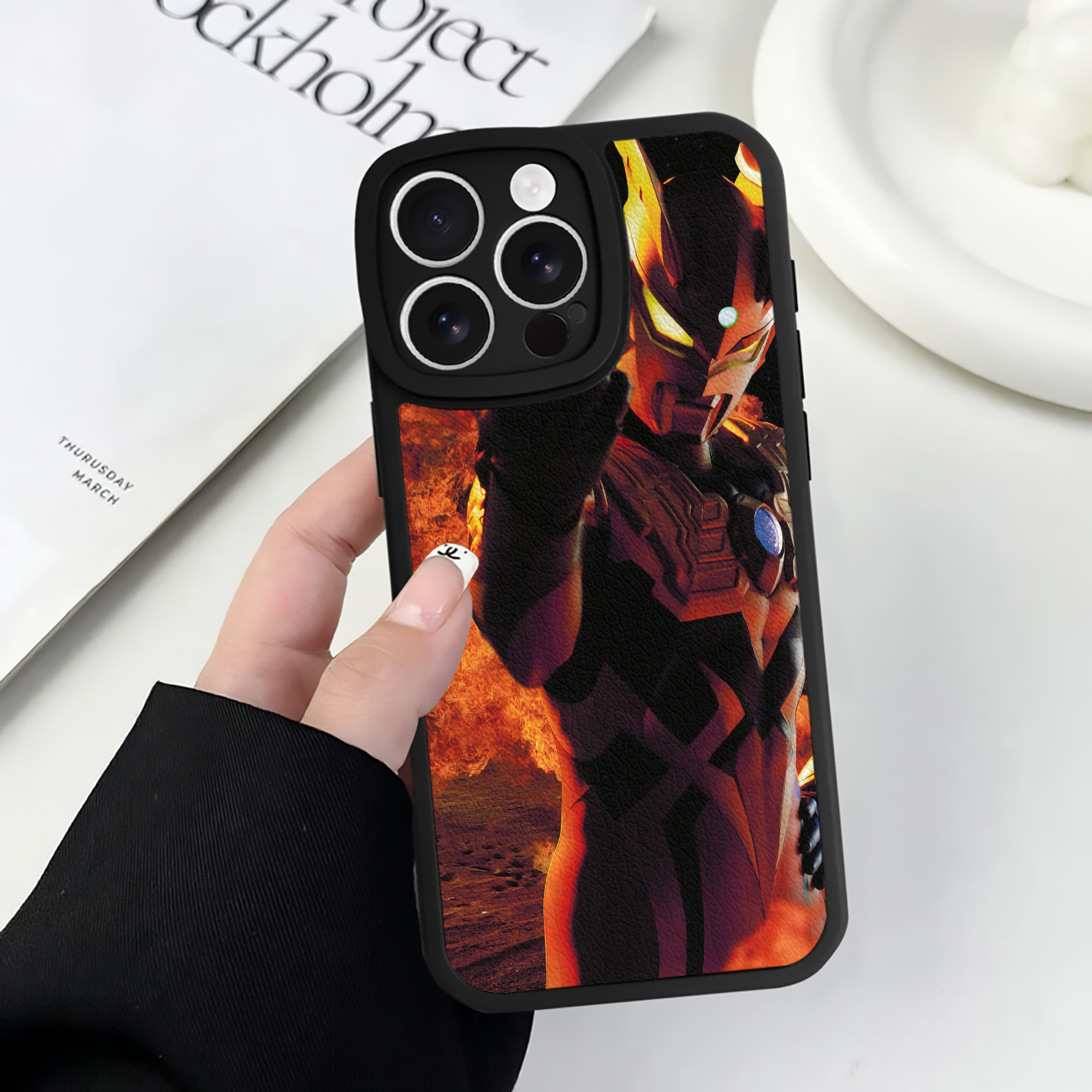 （画像用） ウルトラマン Ultraman 【iPhone 16シリーズ対応】シリコンスマホケース（レザー調） 材質：シリコン